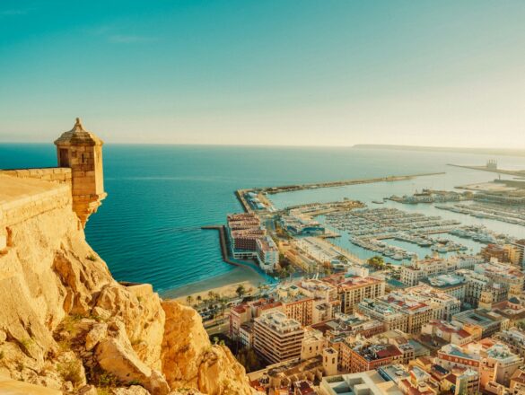 Vue panoramique sur la ville d’Alicante depuis les hauteurs