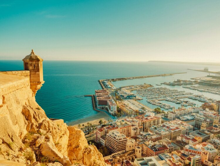 Vue panoramique sur la ville d’Alicante depuis les hauteurs