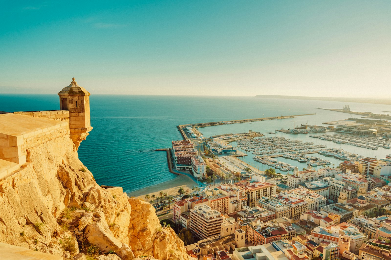 Vue panoramique sur Alicante, destination idéale pour un séjour pas cher en novembre