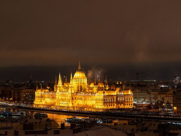 Budapest en décembre : le Parlement illuminé au-dessus des toits enneigés