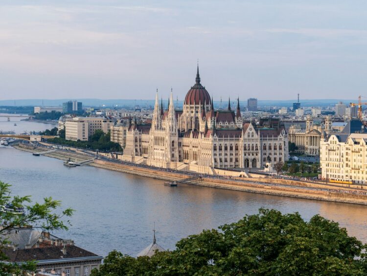 Le Parlement hongrois au bord du Danube à Budapest