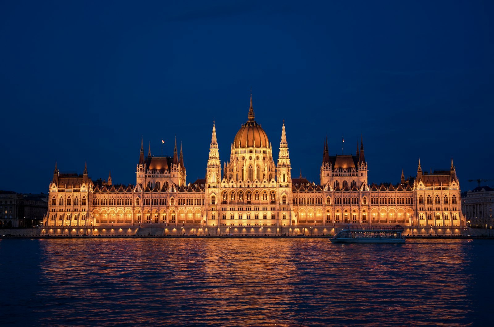 Les quais du Danube à Budapest illuminés la nuit en novembre