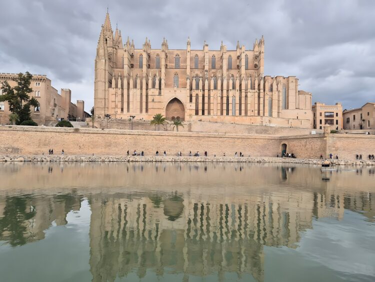 Majorque pas cher : la cathédrale La Seu de Palma reflétée dans le Parc de la Mar