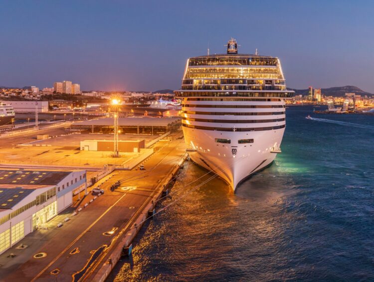 Mini croisière Méditerranée pas cher : le MSC World Europa à quai au port de Marseille
