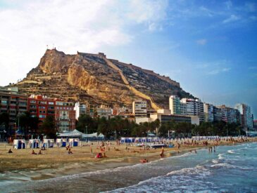 Où partir pas cher en novembre : la plage du Postiguet et le château de Santa Bárbara à Alicante