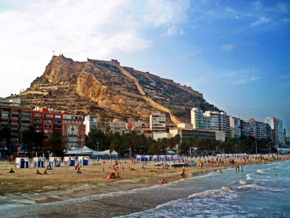 Où partir pas cher en novembre : la plage du Postiguet et le château de Santa Bárbara à Alicante