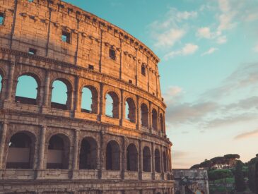 Rome pas cher : le Colisée éclairé par le soleil couchant