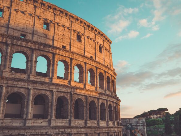Rome pas cher : le Colisée éclairé par le soleil couchant
