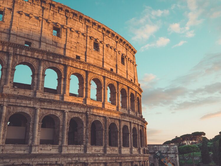 Rome pas cher : le Colisée éclairé par le soleil couchant
