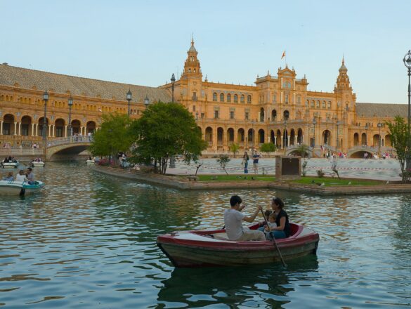 Séville pas cher : barques sur le canal de la Plaza de España