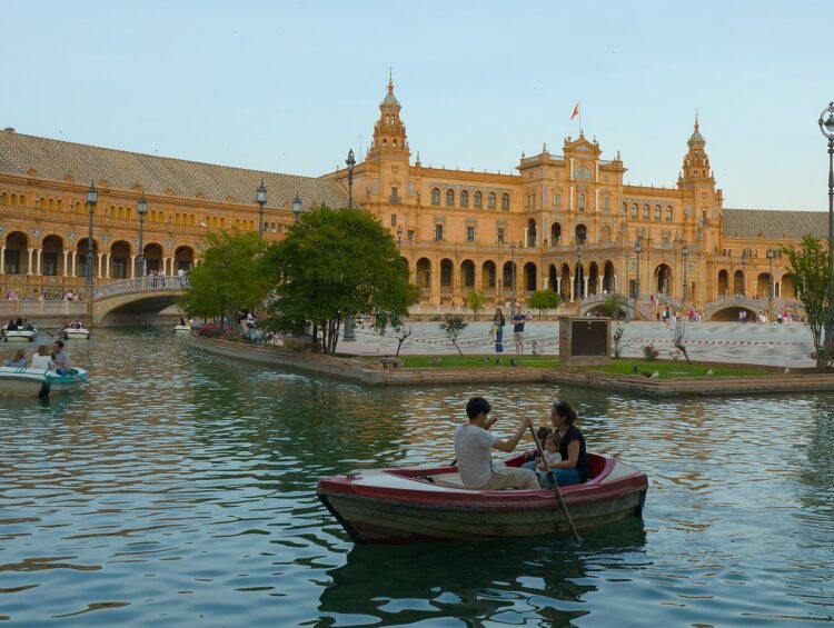 Séville pas cher : barques sur le canal de la Plaza de España
