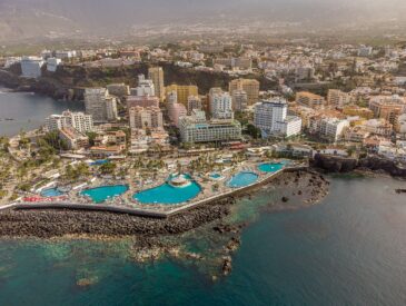 Tenerife en novembre : Puerto de la Cruz et les piscines du Lago Martiánez vus du ciel