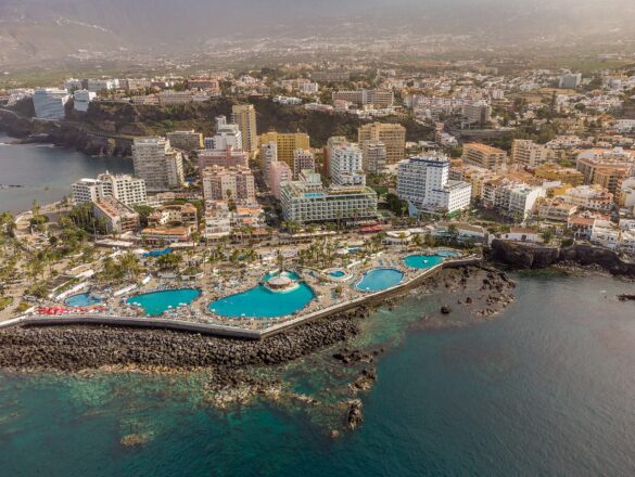 Tenerife en novembre : Puerto de la Cruz et les piscines du Lago Martiánez vus du ciel