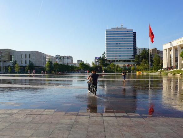 Tirana pas cher : la place Skanderbeg, le musée d'Histoire nationale et l'Opéra