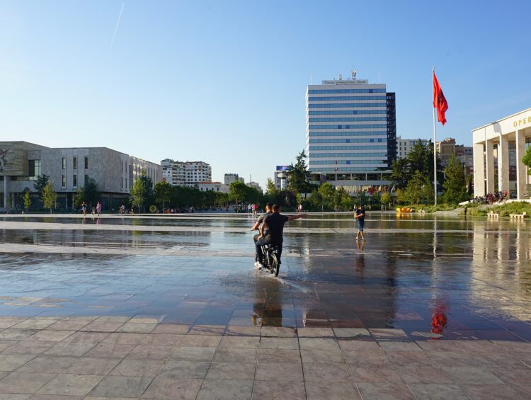 Tirana pas cher : la place Skanderbeg, le musée d'Histoire nationale et l'Opéra