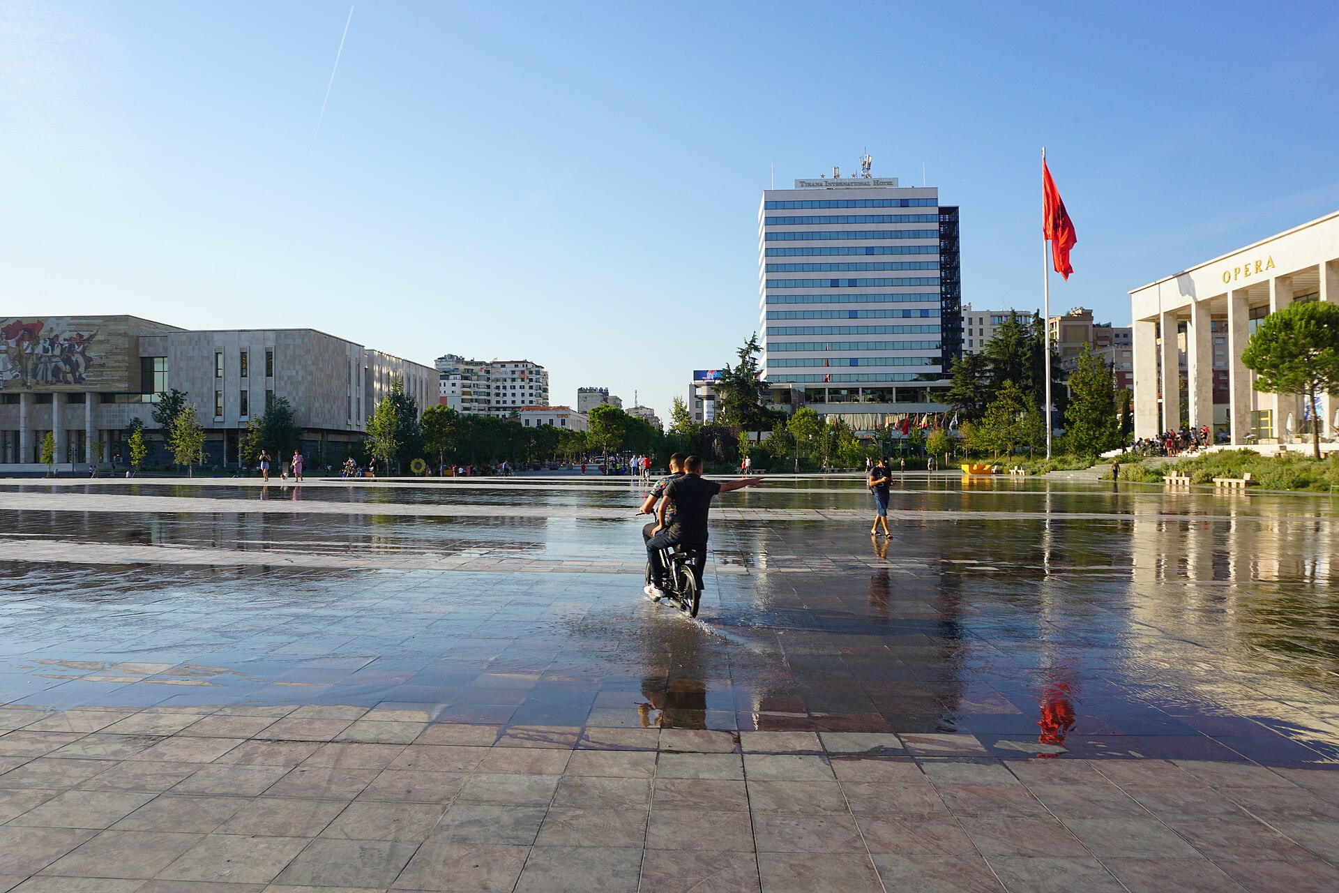 Tirana pas cher : la place Skanderbeg, le musée d'Histoire nationale et l'Opéra