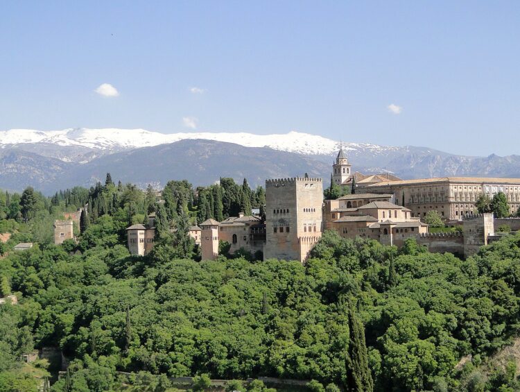 L'Alhambra de Grenade devant les sommets enneigés de la Sierra Nevada, Andalousie