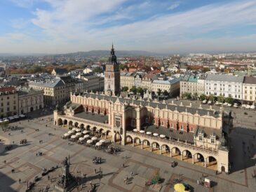 Où partir en Europe au printemps : la Grand-Place de Cracovie et la Halle aux Draps