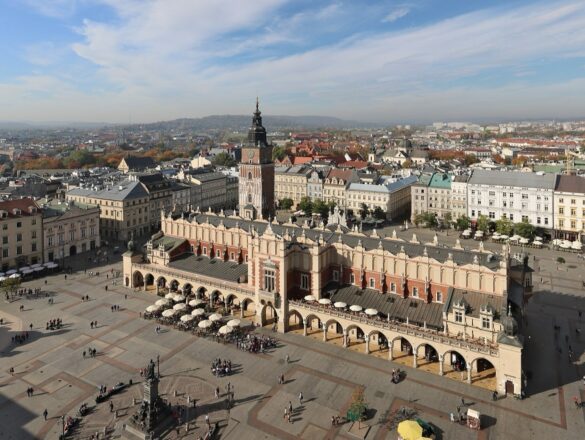 Où partir en Europe au printemps : la Grand-Place de Cracovie et la Halle aux Draps