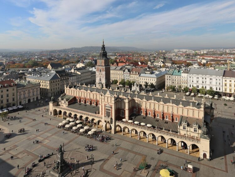 Où partir en Europe au printemps : la Grand-Place de Cracovie et la Halle aux Draps