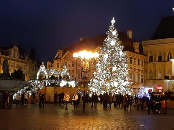 Le sapin illuminé du marché de Noël de la place de la Vieille-Ville à Prague, le soir