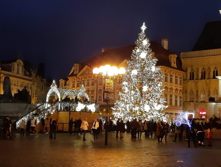Le sapin illuminé du marché de Noël de la place de la Vieille-Ville à Prague, le soir