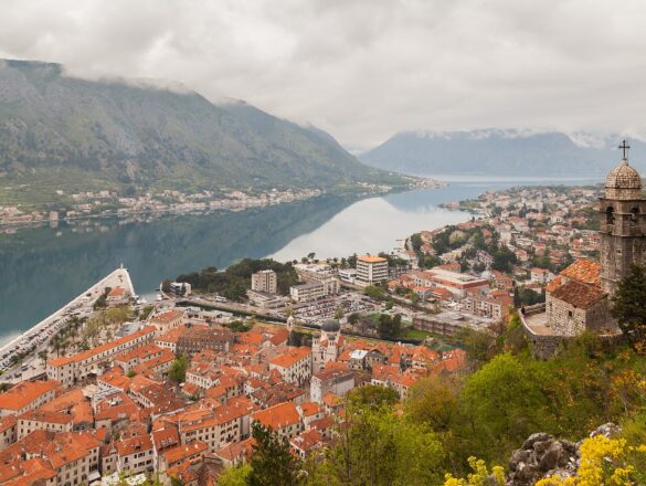 Vue sur les toits de la vieille ville de Kotor et la baie depuis les remparts