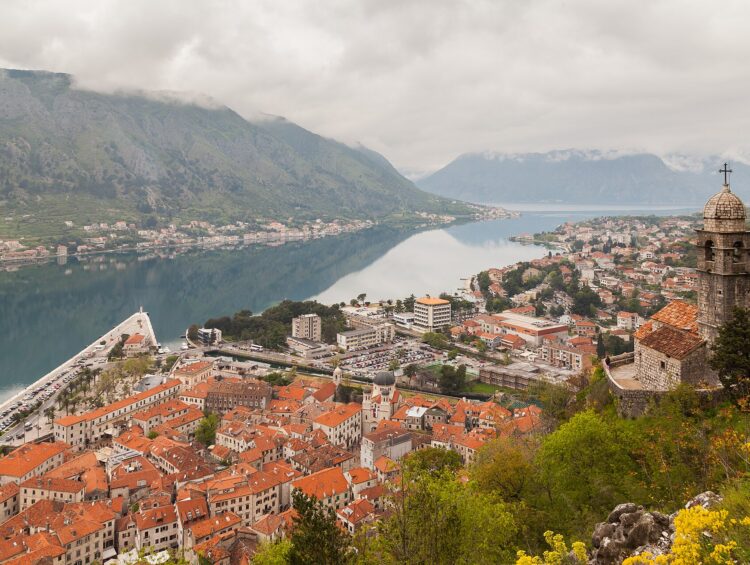 Vue sur les toits de la vieille ville de Kotor et la baie depuis les remparts