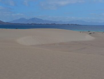 Où partir au soleil en décembre : les dunes de Corralejo à Fuerteventura face à la mer turquoise