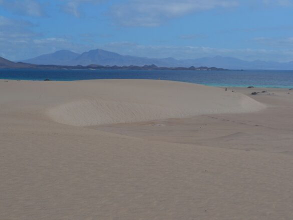 Où partir au soleil en décembre : les dunes de Corralejo à Fuerteventura face à la mer turquoise