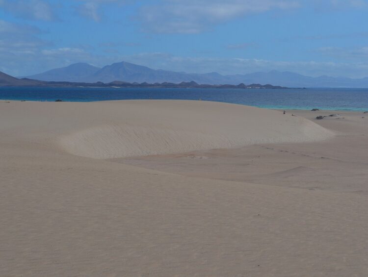 Où partir au soleil en décembre : les dunes de Corralejo à Fuerteventura face à la mer turquoise