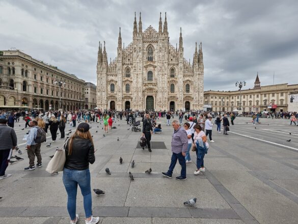 La façade de la cathédrale de Milan vue depuis la Piazza del Duomo