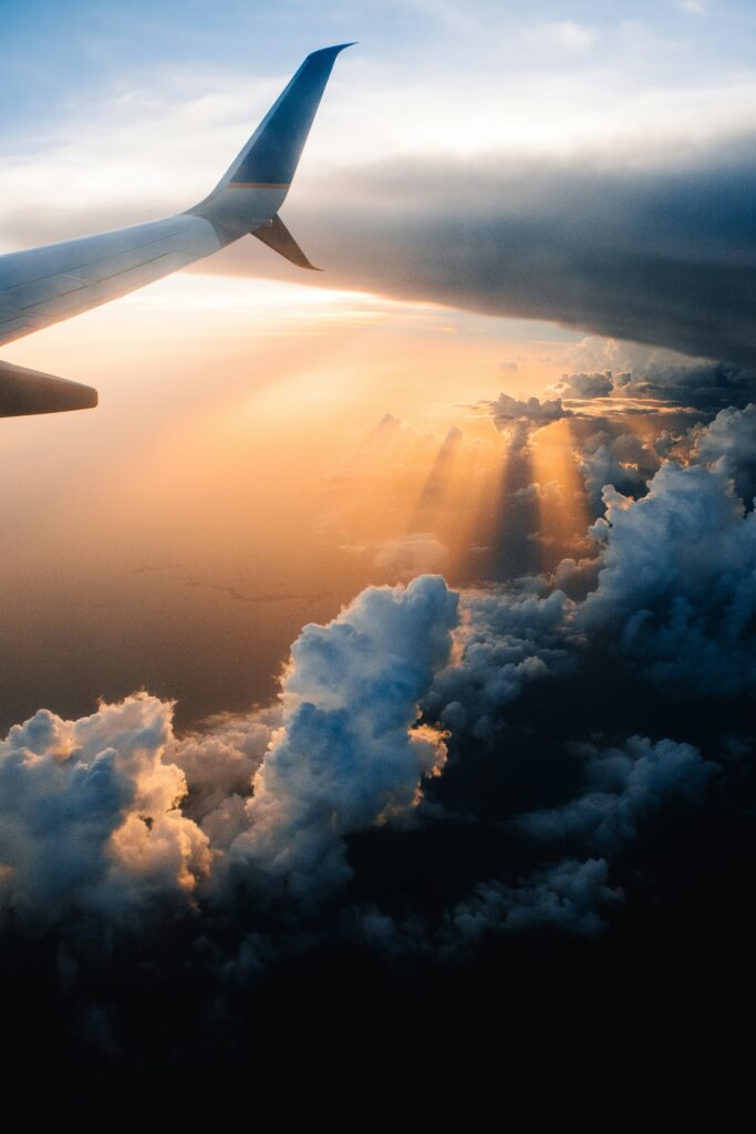 🛫 Vols : pics de promotions
Basse saison : fin janvier–mars et octobre–novembre, hors vacances scolaires
Milieu de semaine : mardis et mercredis, les compagnies publient souvent des réductions
Heures creuses : recherches tard dans la nuit ou tôt le matin pour capter les baisses
Quand les prix des voyages baissent-ils